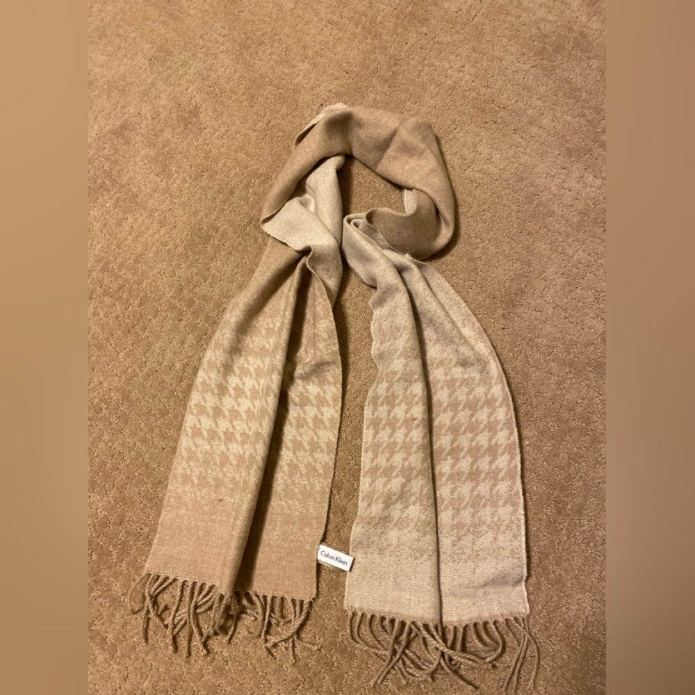 NWOT Calvin Klein - Unisex cream & tan color houndstooth long scarf w/fringes